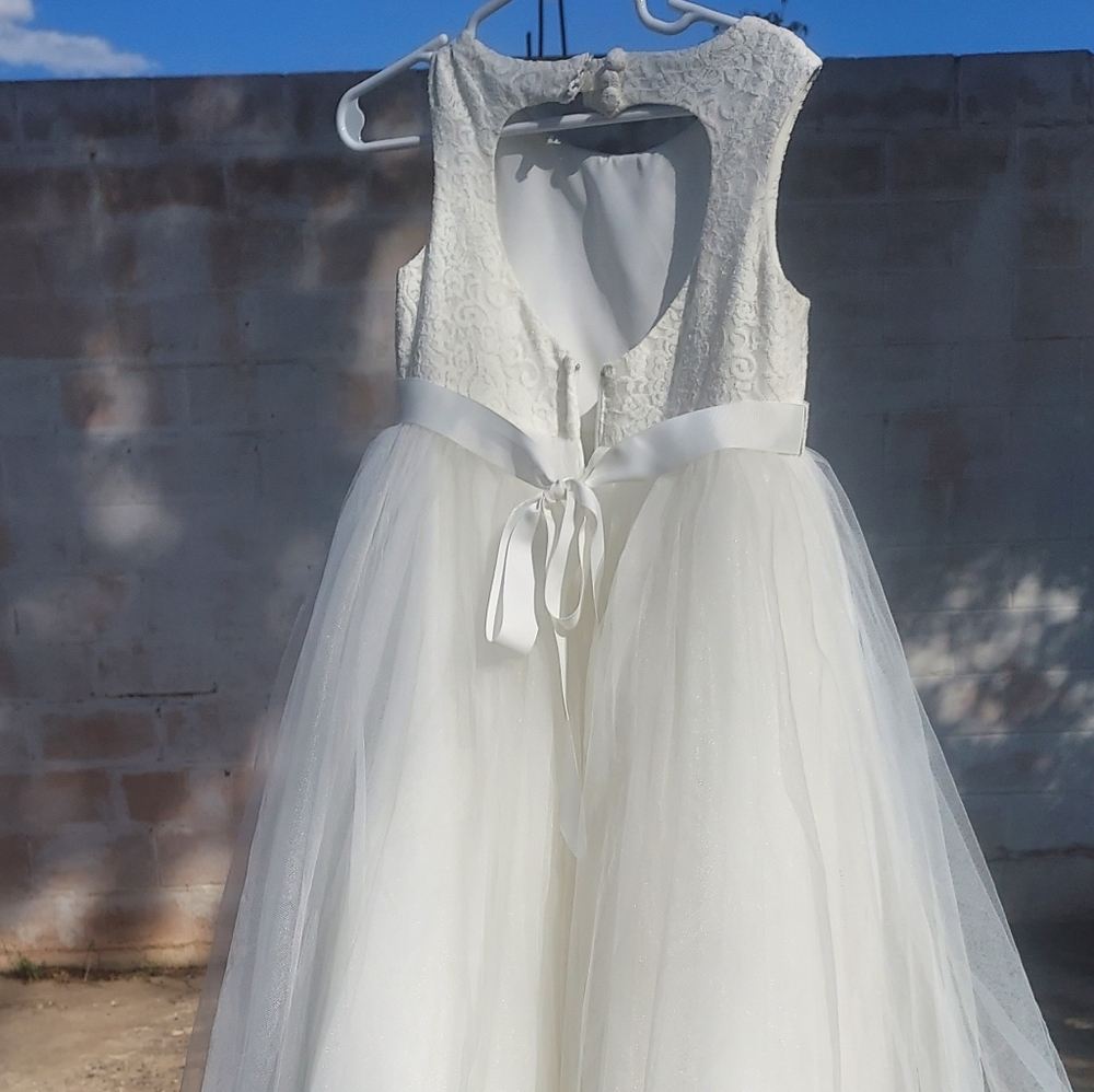 David's bridal flower girls dress size 4 fits more like a 6/7